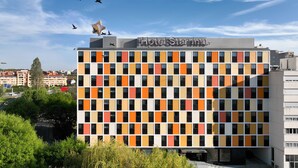 A modern hotel building with a colorful facade and a sign reading "Hotel Star Inn". - Star Inn Porto (Porto)