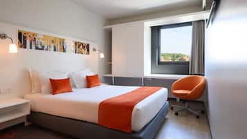 Caja de seguridad en la habitación, escritorio y cortinas blackout