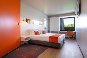 Habitació amb dos llits individuals executiva | Caixa forta a l'habitació, escriptori i cortines opaques