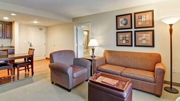 Studio Suite, 1 King Bed | Living area