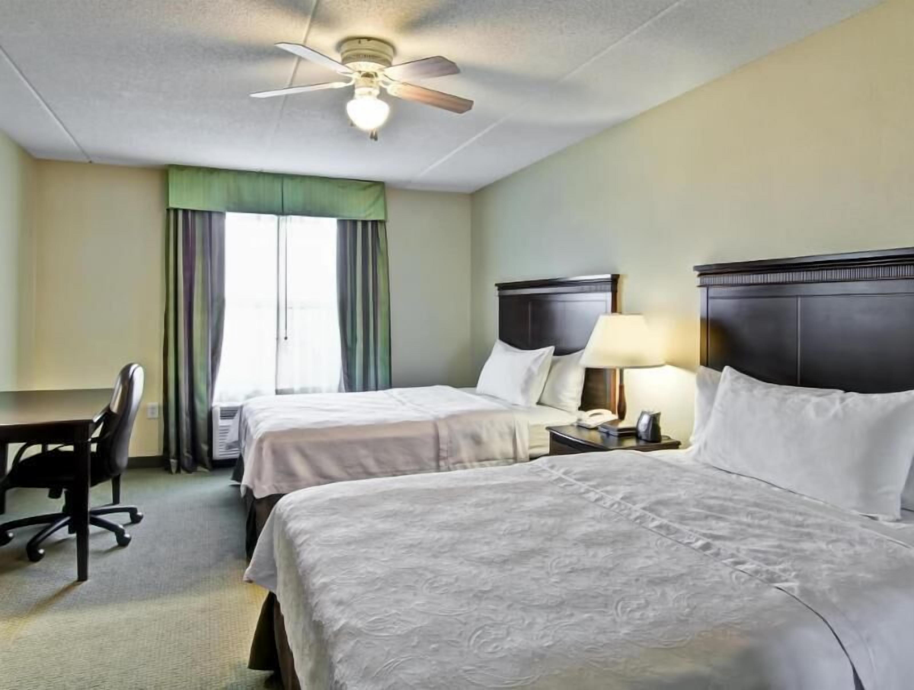 客房内保险箱、办公桌、高速上网、床单