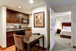 ตู้เย็น, ไมโครเวฟ, เตาประกอบอาหาร, เครื่องล้างจาน