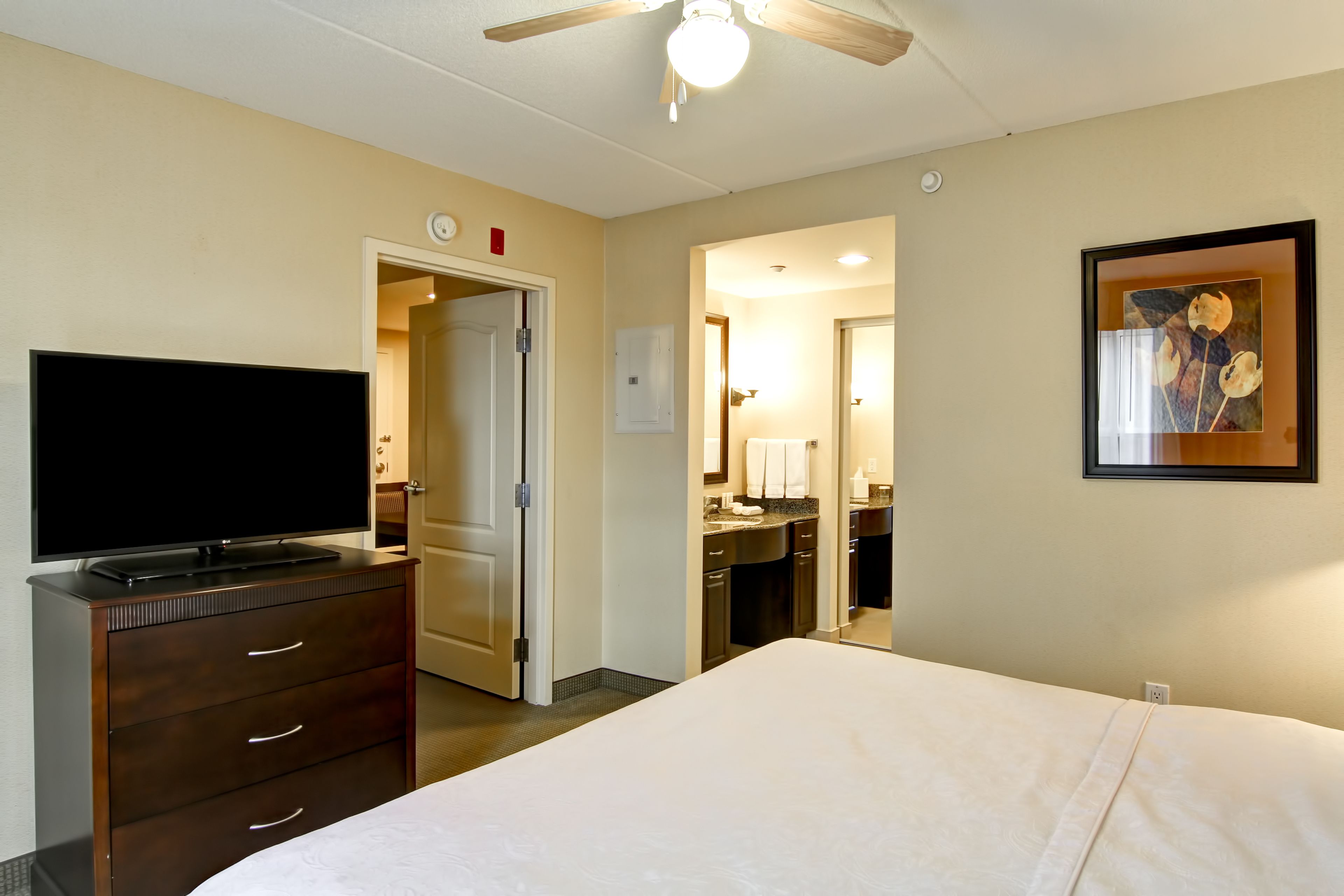 suite, 1 king bed | in-room safe, desk, internet, bed sheets