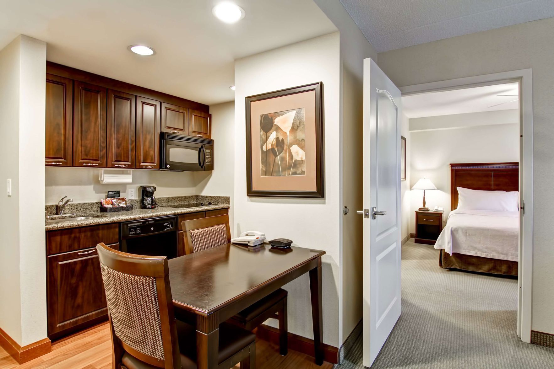 客房内保险箱、办公桌、高速上网、床单