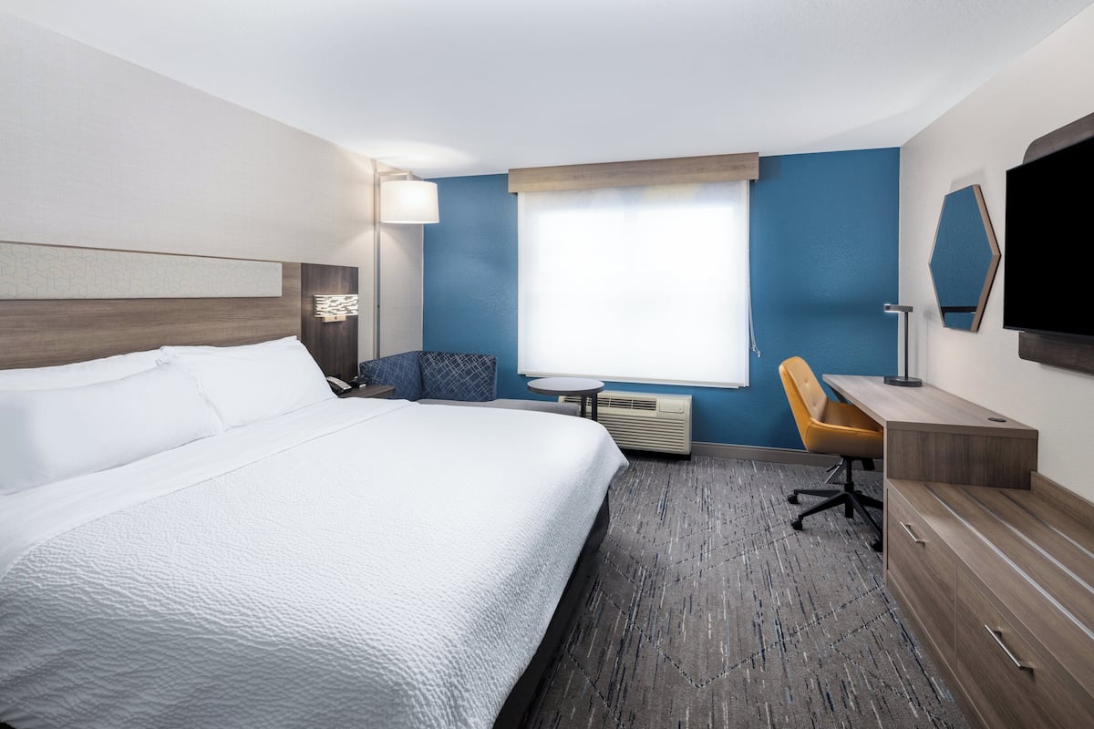 Standard Room, 1 King Bed | 1 bedroom, in-room safe, desk, blackout curtains