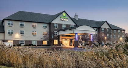 Holiday Inn Express & Suites Green Bay East by IHG