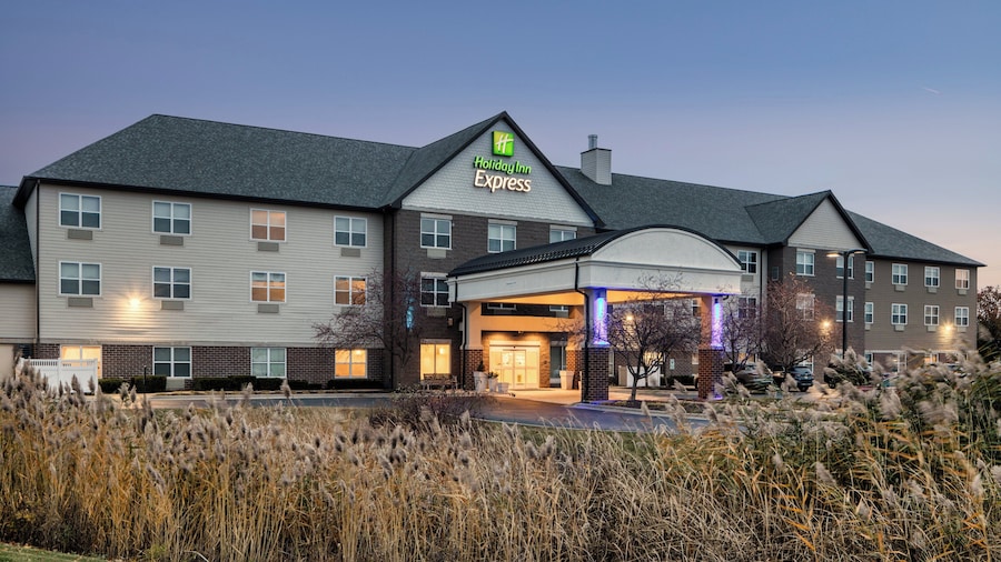 Holiday Inn Express & Suites Green Bay East by IHG