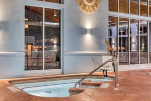 Una piscina techada, sillones reclinables de piscina