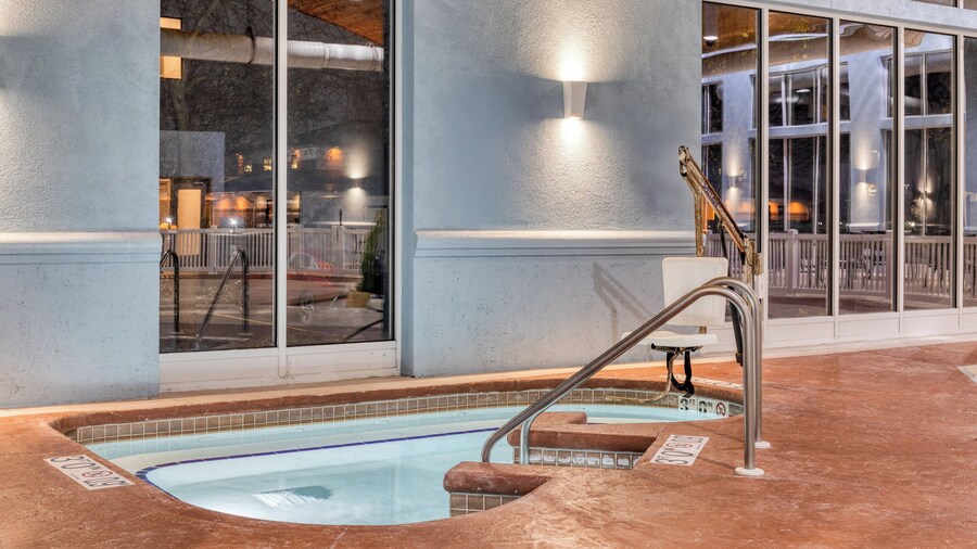 Holiday Inn Express & Suites Green Bay East by IHG