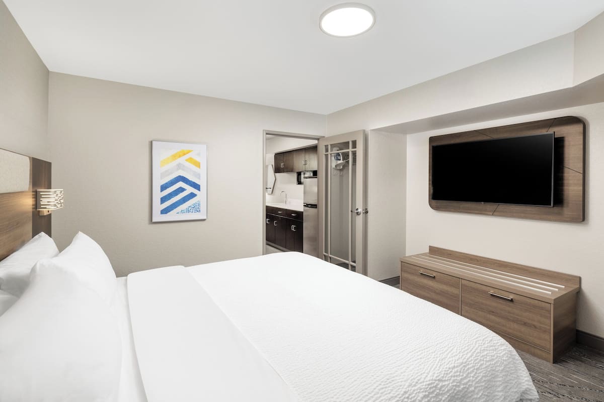 1 bedroom, in-room safe, desk, blackout curtains
