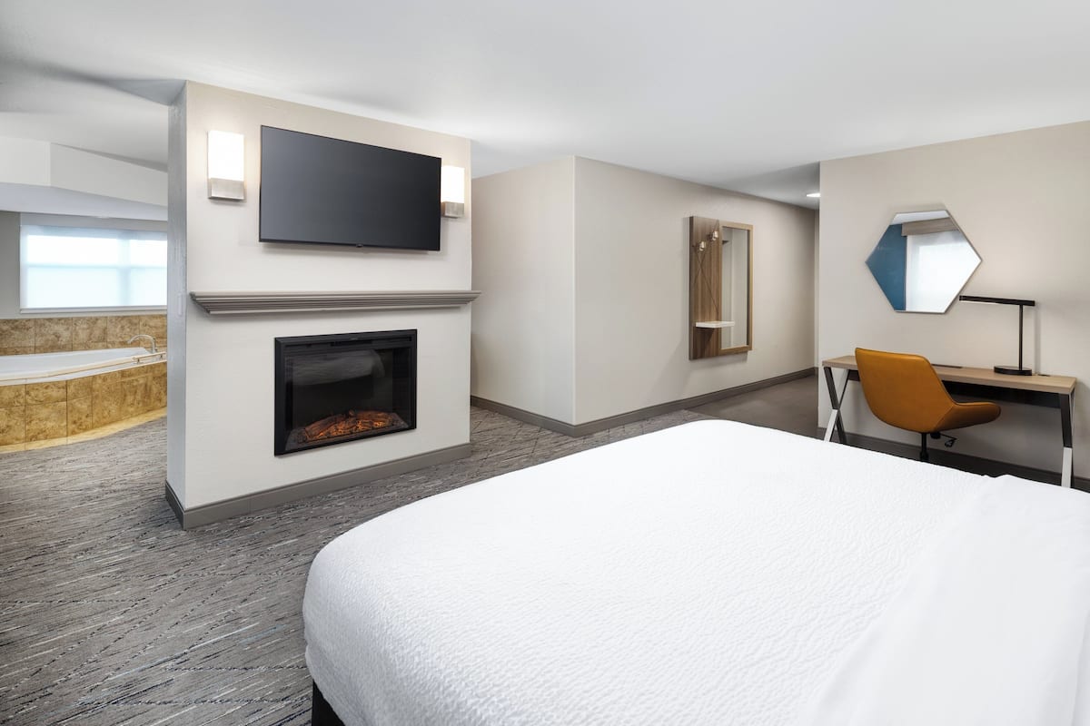 Suite, 1 King Bed, Jetted Tub | 1 bedroom, in-room safe, desk, blackout curtains