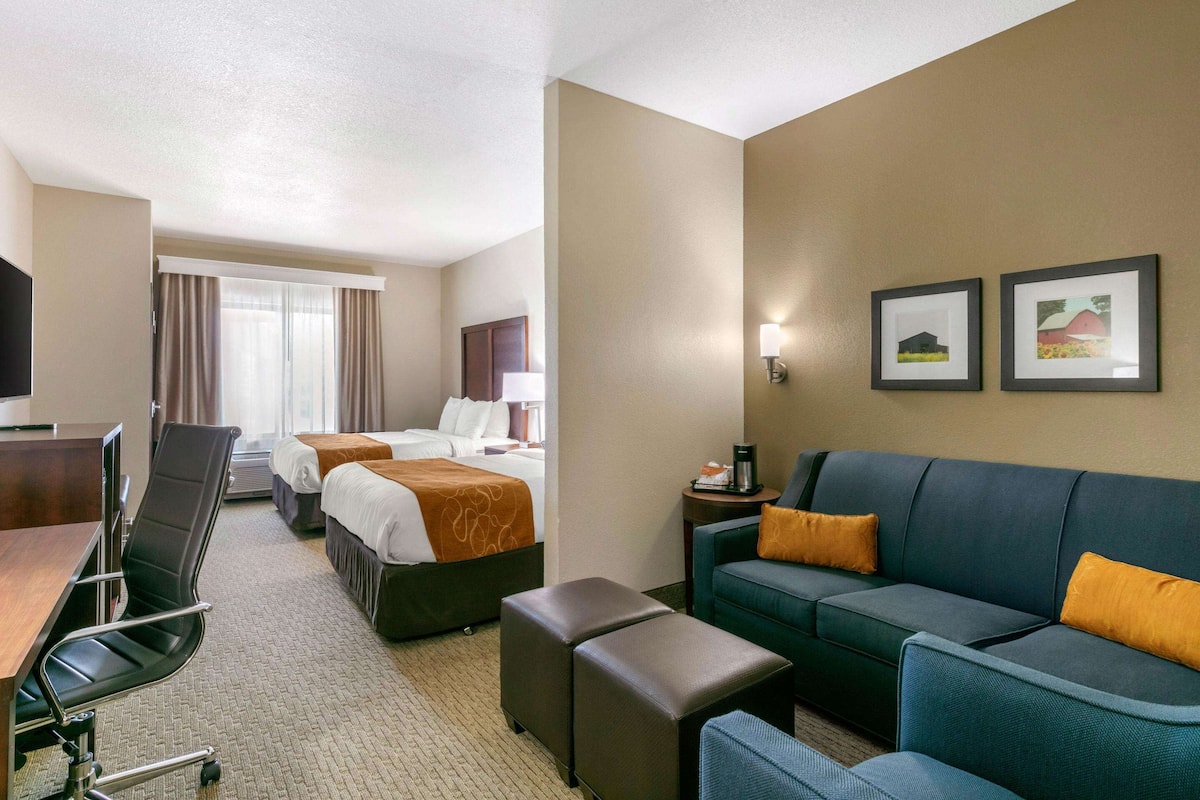 Pillowtop beds, desk, laptop workspace, blackout drapes