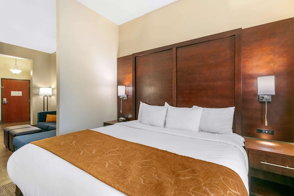 Suíte, 1 cama King e sofá-cama, acessível, para não fumantes | Camas com colchões pillow-top, escrivaninha