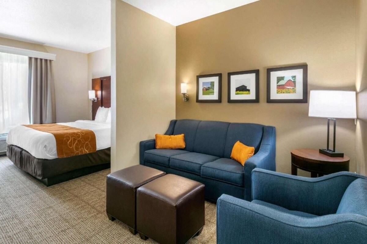 Pillowtop beds, desk, laptop workspace, blackout drapes