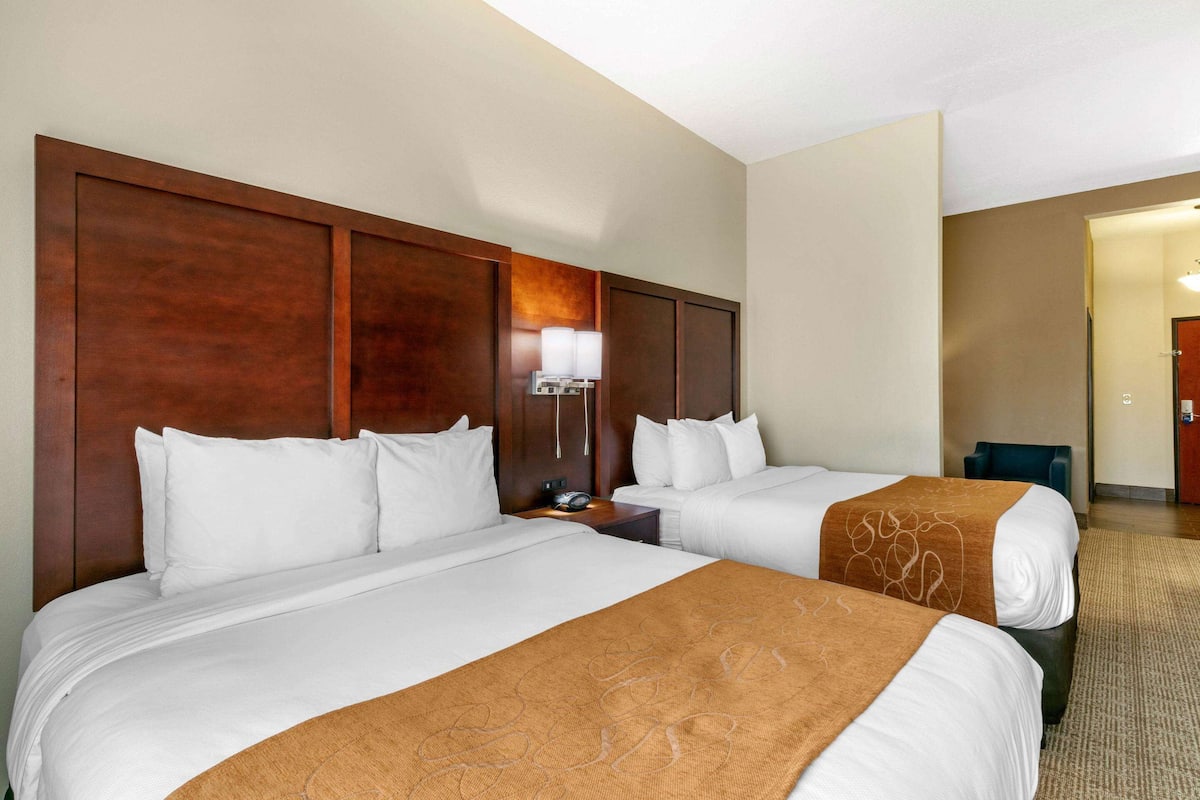 Two Queen Beds Suite - Non-Smoking. | Nệm có lớp đệm bông, bàn, khu vực làm việc phù hợp cho laptop 