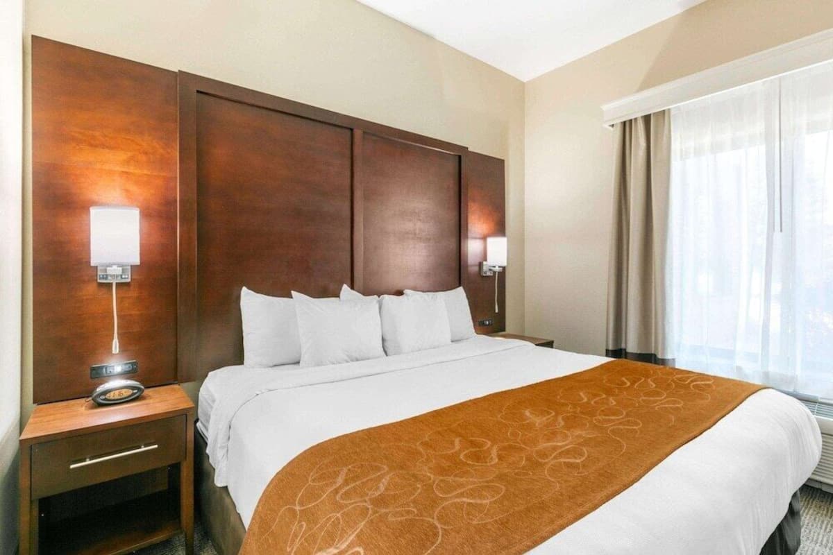 Pillowtop beds, desk, laptop workspace, blackout drapes