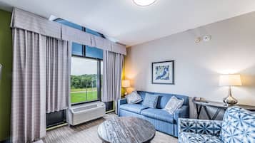 Suite, 1 kingsize-seng (Additional Living and Dining Area) | Safe på rommet, skrivebord, strykejern/-brett og barnesenger