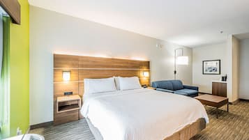 Suite, 1 cama King size | Caja de seguridad en la habitación y escritorio