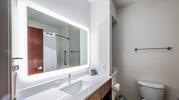 Standaard kamer, 2 queensize bedden (Roll-In Shower, Communications) | Badkamer | Een bad/douchecombinatie, een haardroger, handdoeken
