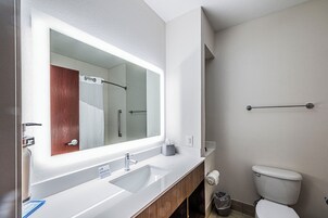 Bañera con ducha, secador de pelo, toallas