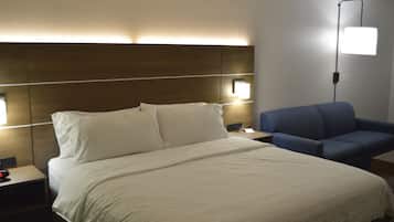 Suite, 1 kingsize-seng | Safe på rommet, skrivebord, strykejern/-brett og barnesenger