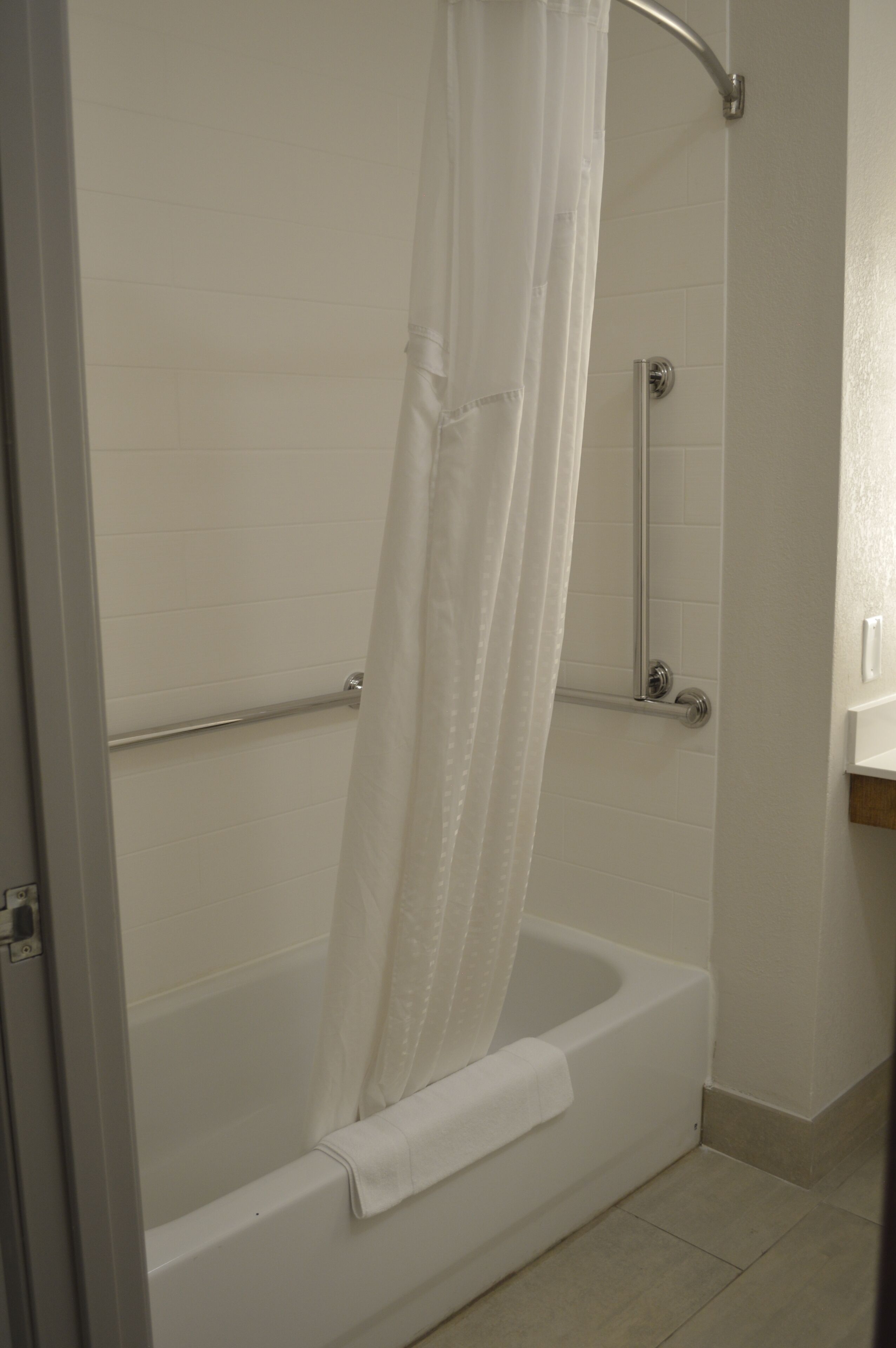 room, 1 king bed (communications accessible) | bathroom | combined shower/bathtub, hair dryer, towels