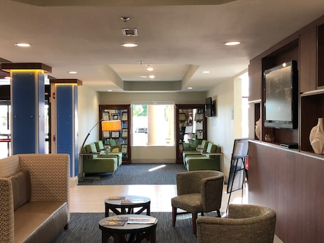 Lobby sitting area. Holiday Inn Express & Suites Franklin KY by IHG