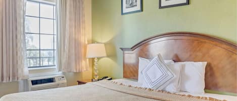Muebles diferentes, escritorio y espacio para trabajar con laptop
