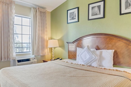 Room, 1 King Bed, Non Smoking | Individually furnished, desk, laptop workspace, soundproofing
