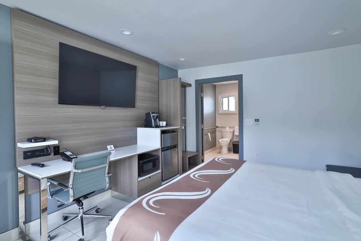 Chambre, 1 trÚs grand lit, accessible aux personnes à mobilité réduite, non-fumeurs | 1 chambre, literie de qualité supérieure, surmatelas