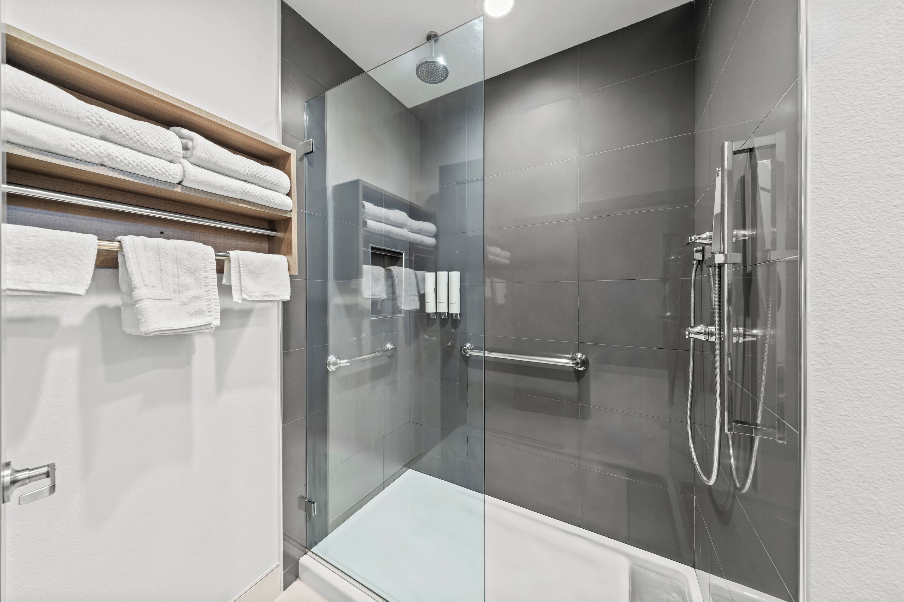 Premium-Zimmer, 1 King-Bett, Nichtraucher | Badezimmer | Komfortbadewanne, Regendusche, Designer-Toilettenartikel, Haartrockner