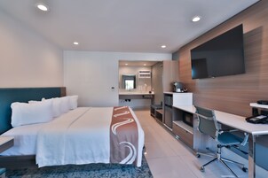 Premium Room, 1 King Bed | Premium bedding, pillowtop beds, in-room safe, individually furnished