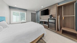 1 King Bed, Accessible, Non Smoking | 高档床上用品、加厚床垫、客房内保险箱、办公桌