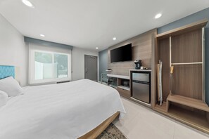 1 King Bed, Accessible, Non Smoking | Premium bedding, pillowtop beds, in-room safe, desk - Hotel Miramar (San Clemente)
