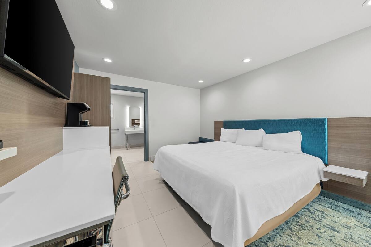 1 King Bed, Accessible, Non Smoking | Premium bedding, pillow-top beds, in-room safe, desk