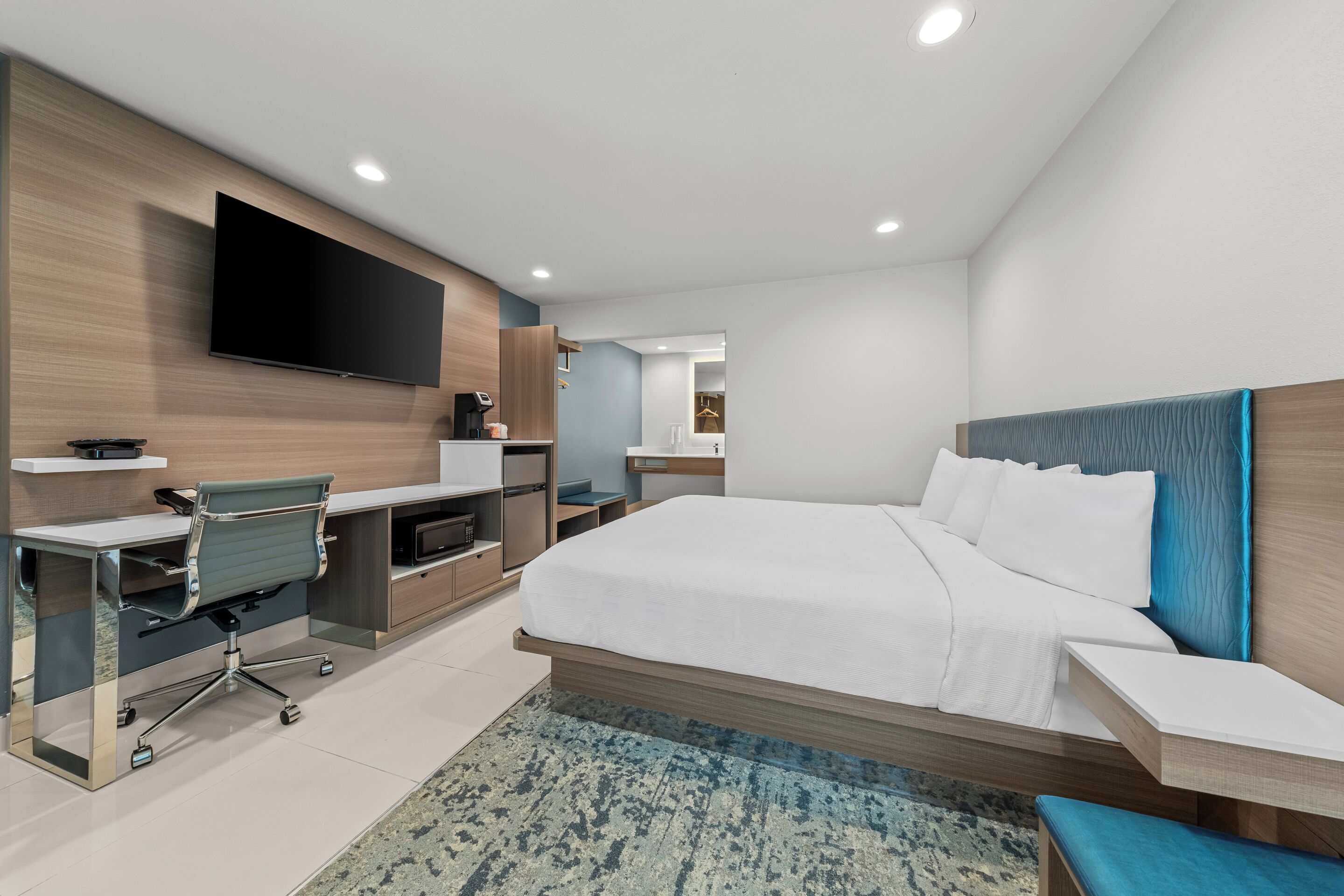 Premium Room, 1 King Bed, Non Smoking | Premium bedding, pillowtop beds, in-room safe, desk