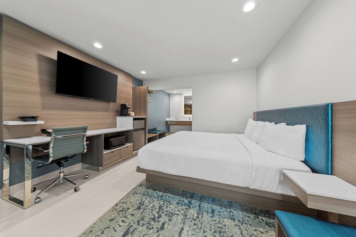 Premium Room, 1 King Bed, Non Smoking | Premium bedding, pillow-top beds, in-room safe, desk