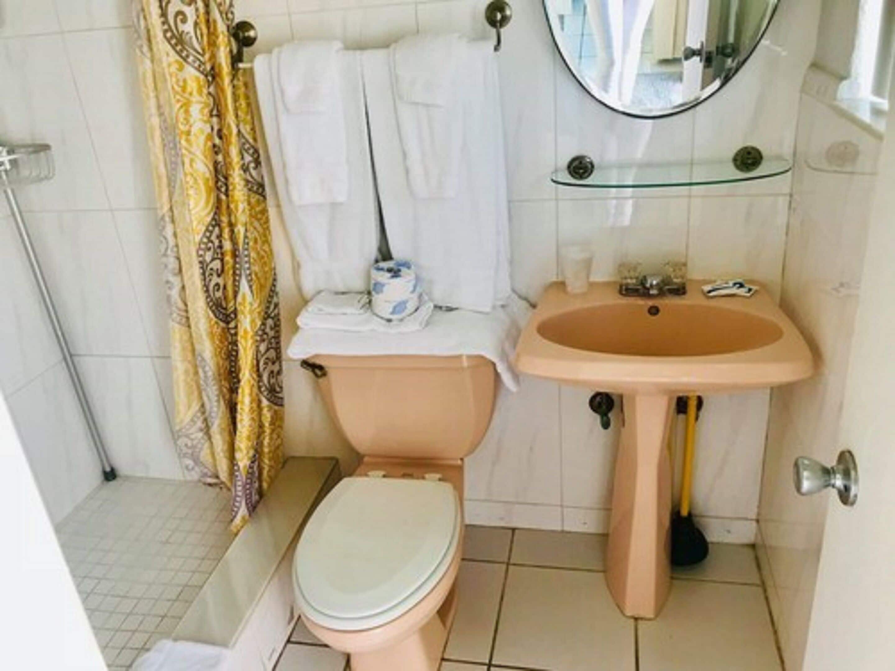 standard single room, 1 bedroom, ocean view | bathroom | combined shower/bathtub, rainfall showerhead, free toiletries