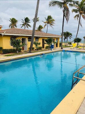 Outdoor pool, pool umbrellas, sun loungers - Ebb Tide Resort Oceanfront (Pompano Beach)