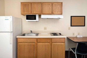 Desk, iron/ironing board, free WiFi, bed sheets - WoodSpring Suites San Antonio North Live Oak I-35 (San Antonio)