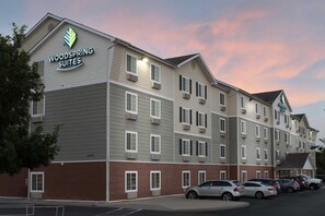 A multi-story hotel with a flat roof and a sign reading "Woodspring Suites." - WoodSpring Suites San Antonio North Live Oak I-35 (San Antonio)