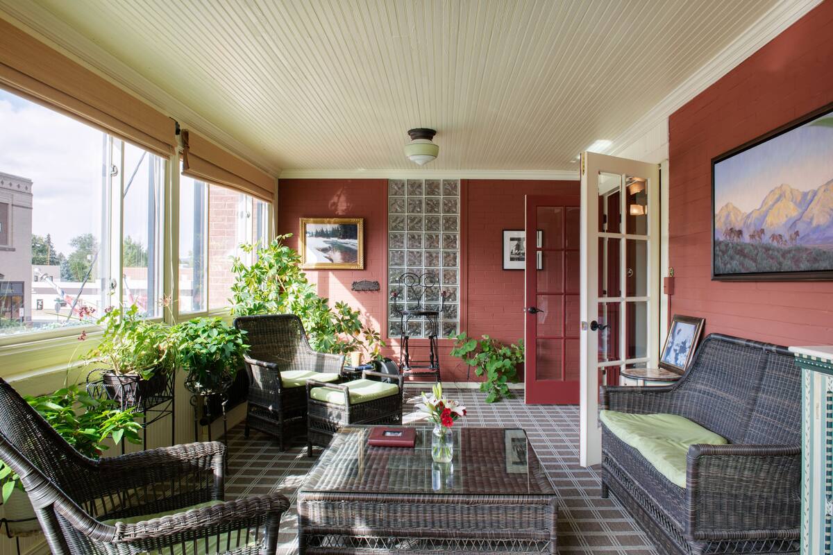 cocktail bar, garden views, open daily