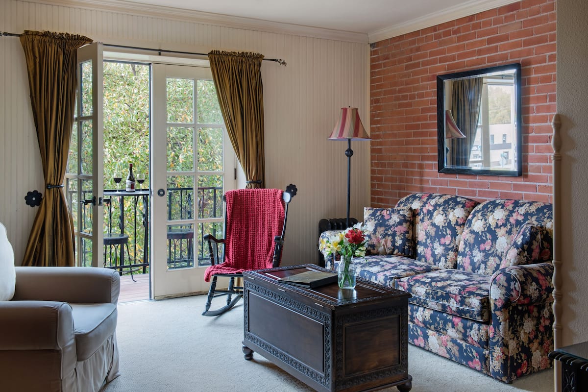 suite, 1 queen bed with sofa bed, non smoking, kitchenette | living area | flat-screen tv