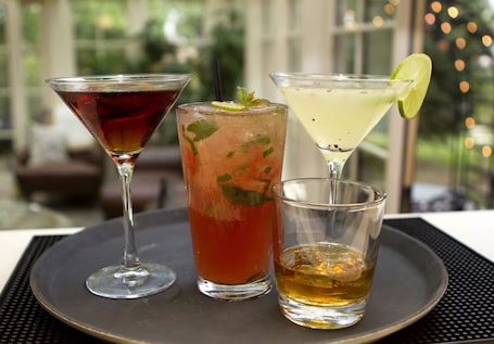 Bar de cocktails, con vista al jardín, abre todos los días