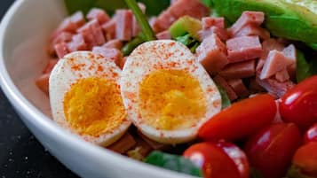 Een saladekom met diverse ingrediënten.