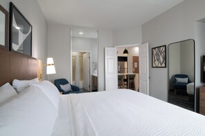 A hotel room with a large bed, a desk, a chair, and a wardrobe. - Staybridge Suites Oklahoma City Airport by IHG (Oklahoma City)