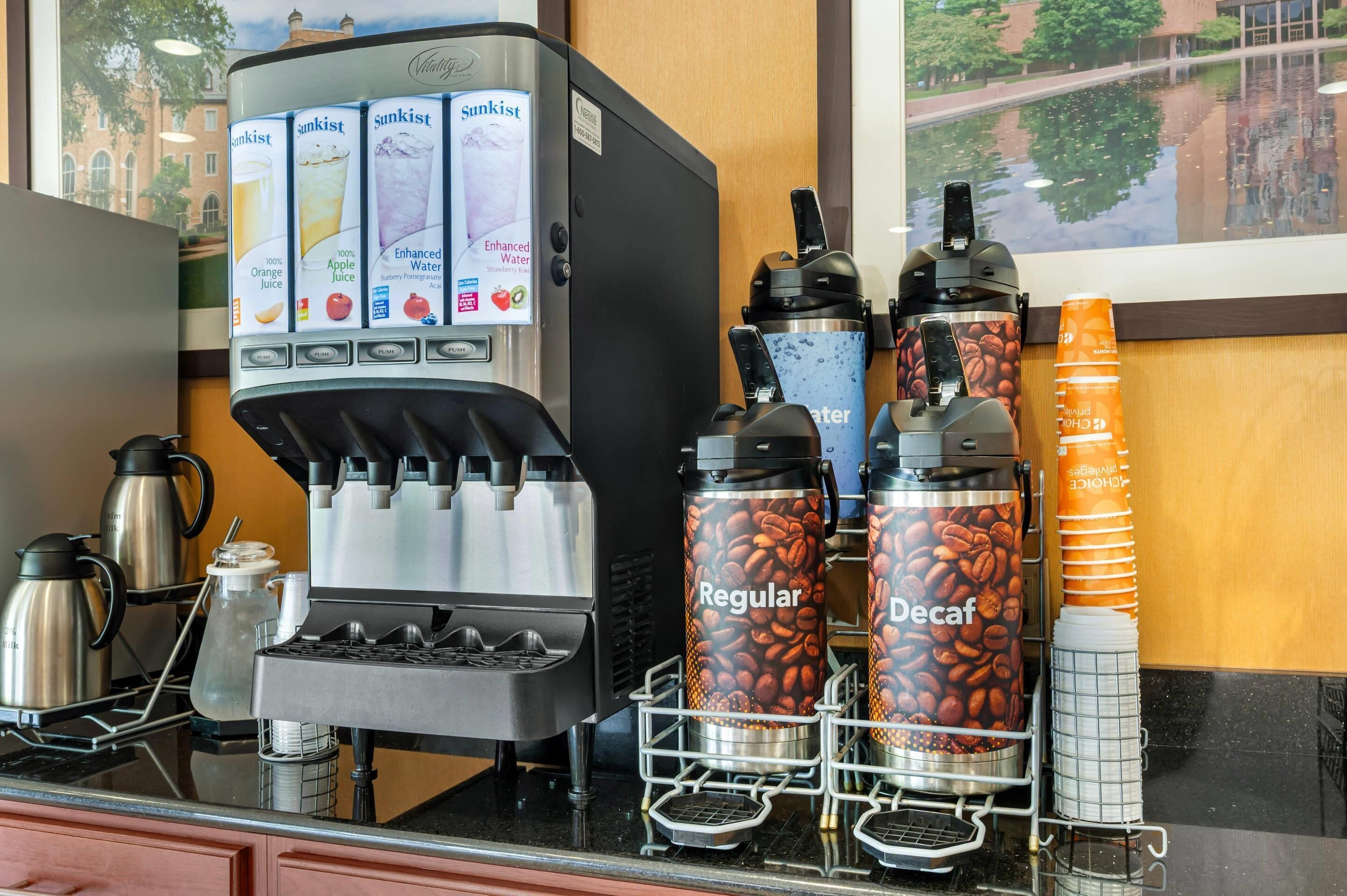 Eine Kaffeemaschine mit verschiedenen Getränkeoptionen, Kaffeeausgabespendern und einer Kaffeekanne auf einer Arbeitsfläche.