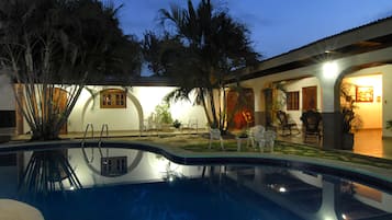 2 hồ bơi ngoài trời, ghế dài tắm nắng