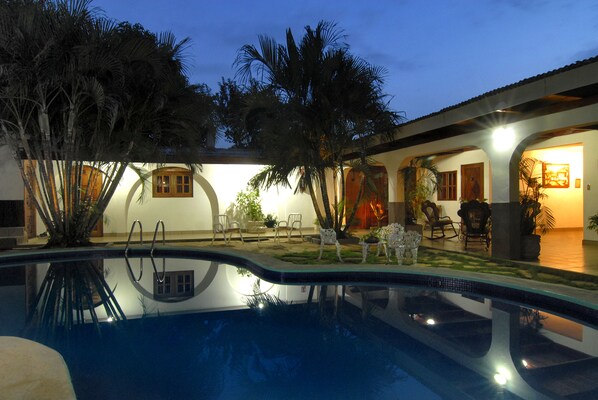 2 albercas al aire libre y camastros 