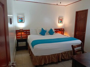 Habitación con cama extragrande | Senger med overmadrass, safe på rommet, skrivebord og wi-fi (inkludert)